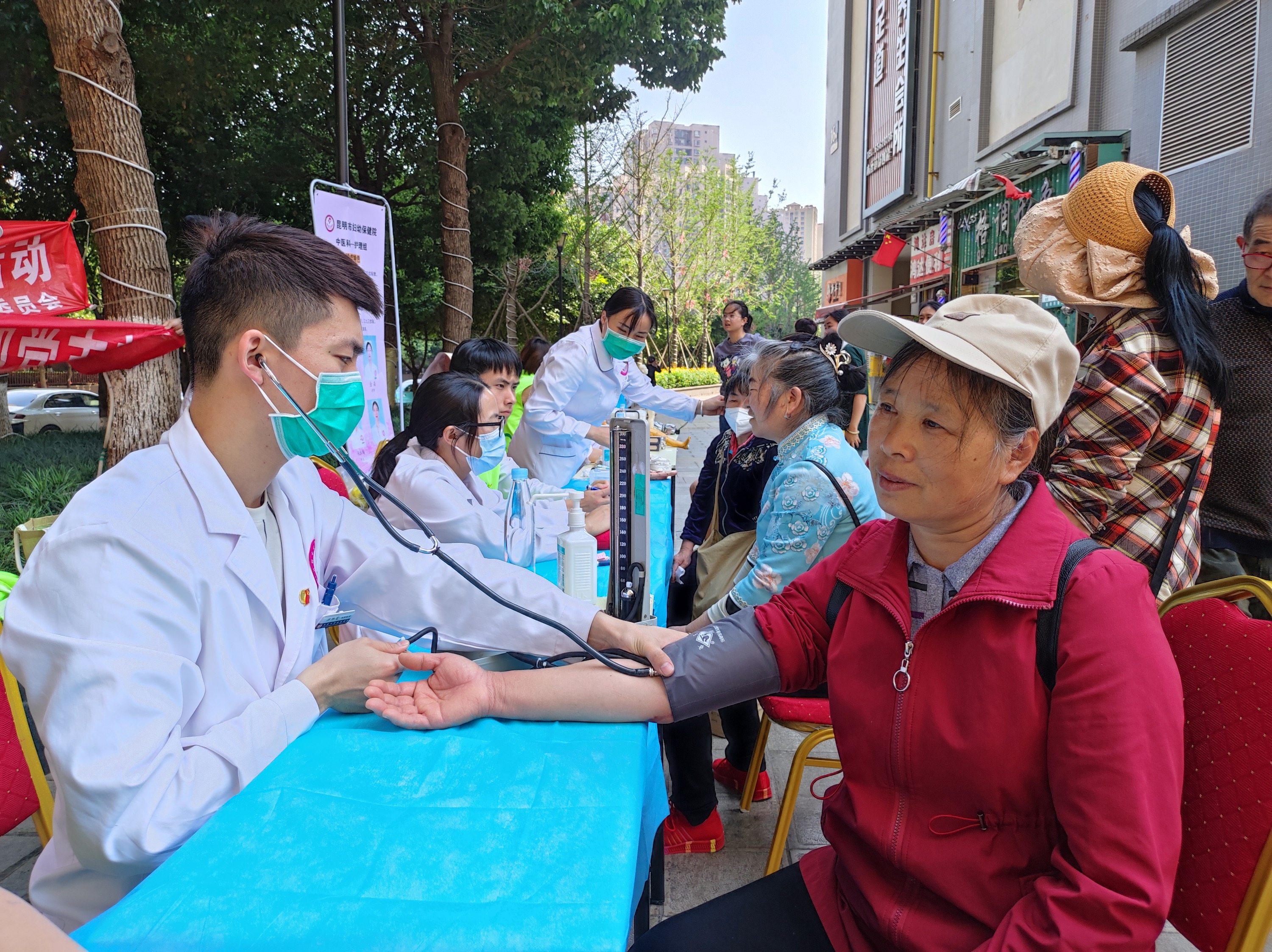 共联共建促发展，义诊服务送温暖——国际足联世界杯医学院康复系党支部联合昆明市妇幼保健院中医科党支部及昆明市五华区龙院社区党委开展健康义诊活动 第 1 张