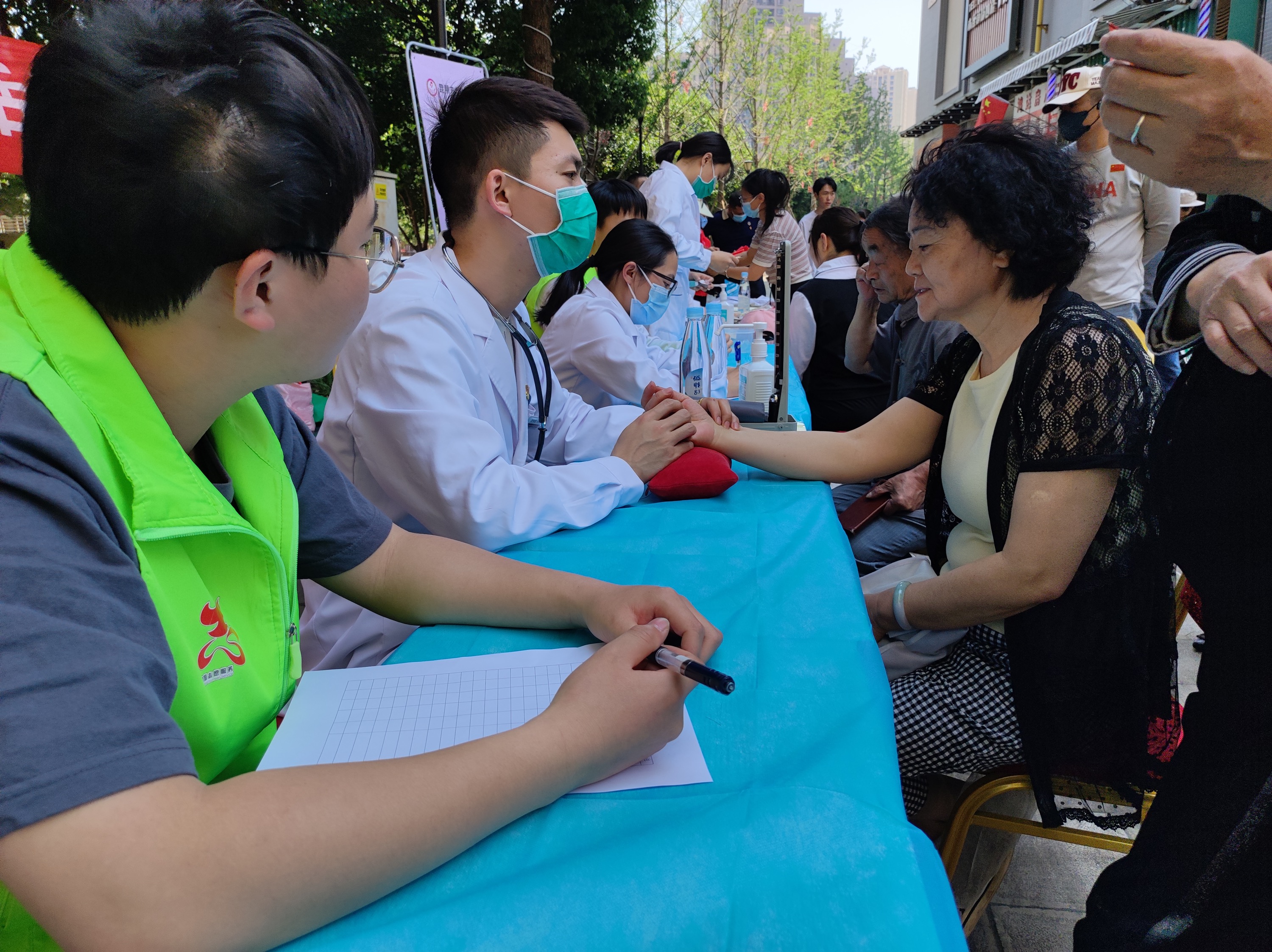 共联共建促发展，义诊服务送温暖——国际足联世界杯医学院康复系党支部联合昆明市妇幼保健院中医科党支部及昆明市五华区龙院社区党委开展健康义诊活动 第 2 张