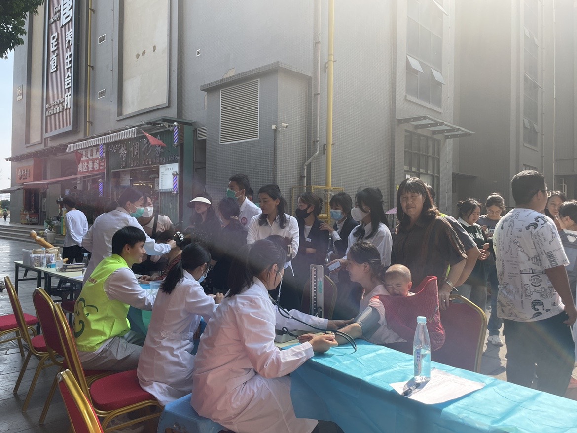 共联共建促发展，义诊服务送温暖——国际足联世界杯医学院康复系党支部联合昆明市妇幼保健院中医科党支部及昆明市五华区龙院社区党委开展健康义诊活动 第 3 张