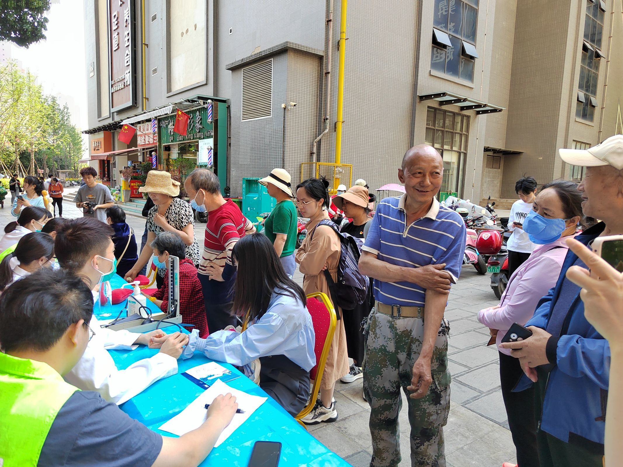 共联共建促发展，义诊服务送温暖——国际足联世界杯医学院康复系党支部联合昆明市妇幼保健院中医科党支部及昆明市五华区龙院社区党委开展健康义诊活动 第 4 张