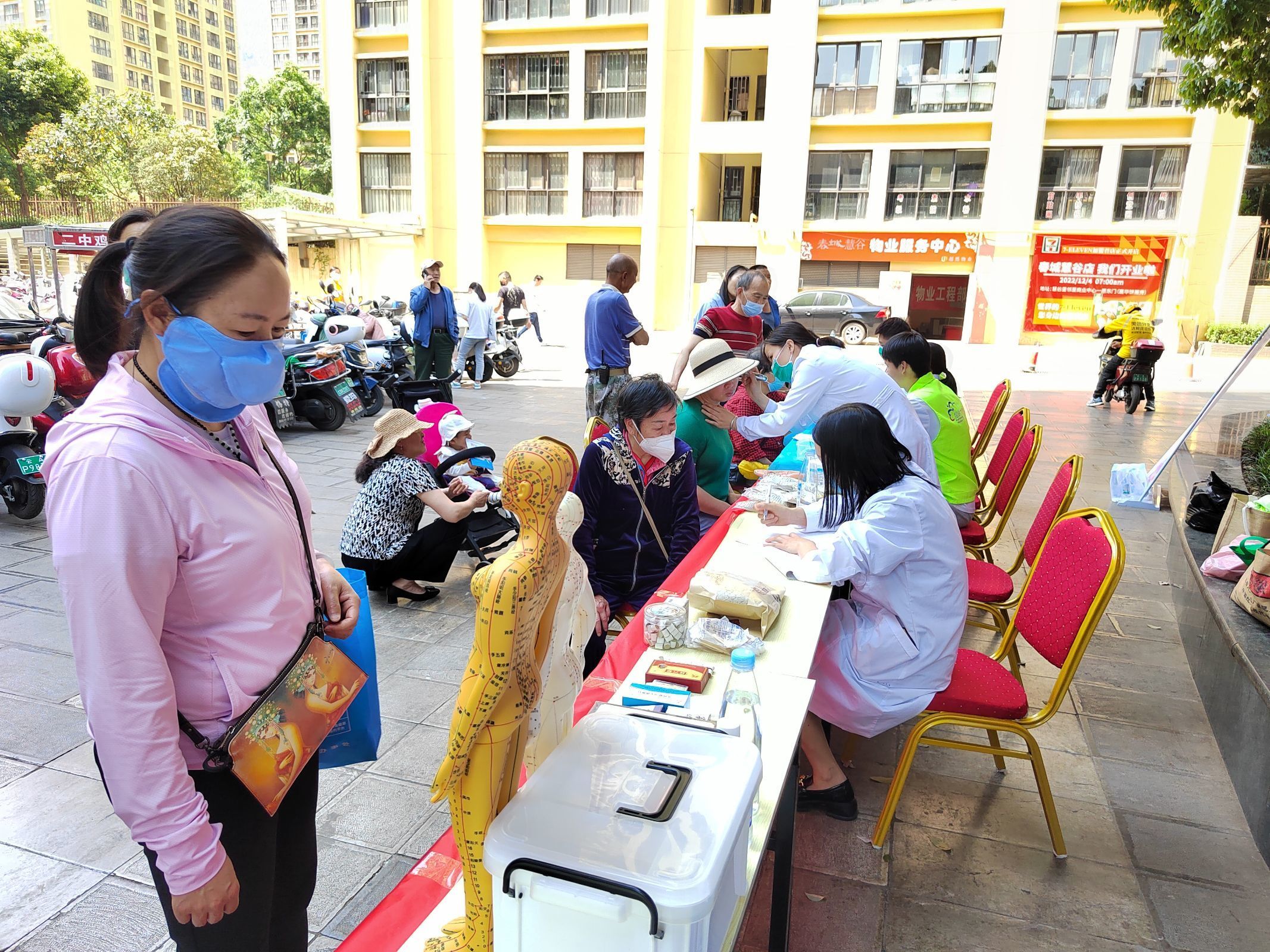 共联共建促发展，义诊服务送温暖——国际足联世界杯医学院康复系党支部联合昆明市妇幼保健院中医科党支部及昆明市五华区龙院社区党委开展健康义诊活动 第 5 张